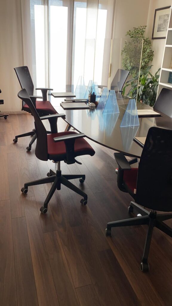 L’amministratore di fatto risponde nei confronti del lavoratore.